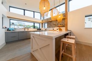 Η κουζίνα ή μικρή κουζίνα στο Holiday home with incredible sea views +43 φωτογραφίες