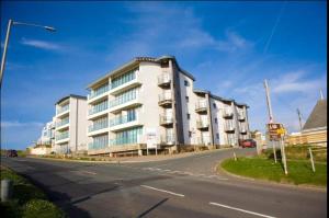 ニューキーにあるSeaview, Luxury apartment, 2 min walk to Porth Beachの道路脇にある大きな白い建物