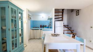 Kuchyň nebo kuchyňský kout v ubytování Casa De Lu Ventu Dimora Storica con Vista Mare Infinita