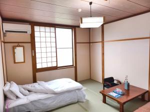 Letto o letti in una camera di 旅館青柳 海越し立山連峰の雪山絶景で休もう