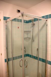 W łazience znajduje się prysznic ze szklanymi drzwiami. w obiekcie B&B Amphisya w mieście Roccella Ionica