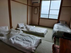 Letto o letti in una camera di 旅館青柳 海越し立山連峰の雪山絶景で休もう