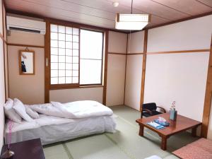 Letto o letti in una camera di 旅館青柳 海越し立山連峰の雪山絶景で休もう
