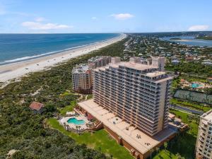 una vista aérea del hotel y la playa en Minorca The Inlet 903, en New Smyrna Beach