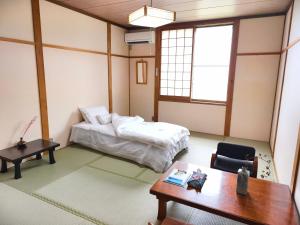 Letto o letti in una camera di 旅館青柳 海越し立山連峰の雪山絶景で休もう