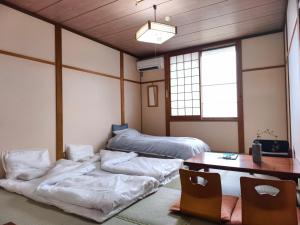 Letto o letti in una camera di 旅館青柳 海越し立山連峰の雪山絶景で休もう