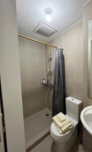 マニラにあるStaycation Condo - WiFi - Gym and Pool - 3 bedsのシャワー、トイレ、洗面台を備えたバスルーム +23枚の写真