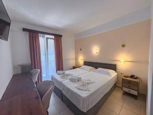 Кровать или кровати в номере Hotel Molyvos I