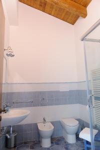 uma casa de banho com 2 WC e um lavatório em Domus Otium em Atena Lucana