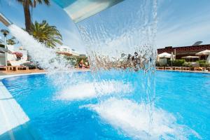a fountain in the middle of a swimming pool at HD Parque Cristobal Tenerife in Playa de las Americas