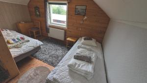 Postel nebo postele na pokoji v ubytování Lapland Snow Cabin