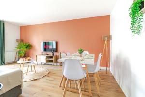 a living room with a white table and chairs at Le Chaleureux - 5' Disney - 3' Val d'Europe - Parking Free in Serris