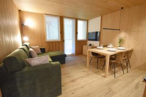 โทรทัศน์และ/หรือระบบความบันเทิงของ CACCIATORA Alpine Apartment MhD