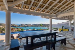 Búzios - Villa exceptionnelle في بوزيوس: طاولة تنس على فناء مطل