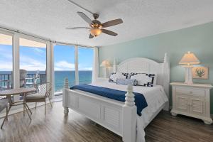 een slaapkamer met een bed en een plafondventilator bij The Shores Club 1105 in Daytona Beach +68 foto's
