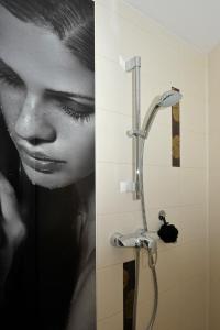 シュラートミンクにあるAppartement Silbermondの女性の写真を用いたバスルーム(シャワー付)