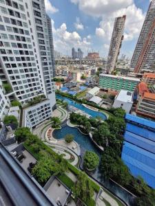 Vue aride d'une ville avec de grands bâtiments dans l'établissement Home hugs, à Bangna