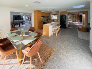 Fotografie z fotogalerie ubytování Peaceful tropical retreat with pool, mineral spa & Games room v destinaci Gold Coast