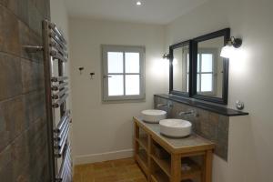 Un baño con dos lavabos y un espejo. en Villa Marie Sete, en Sète 19 fotos más