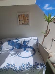 een bed met een blauwe en witte deken erop bij Pool Terrace in El Médano