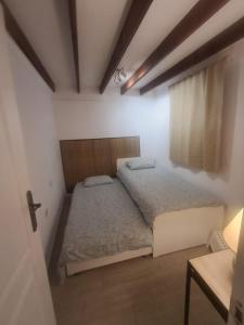 een slaapkamer met een bed en een raam erin bij Pool Terrace in El Médano