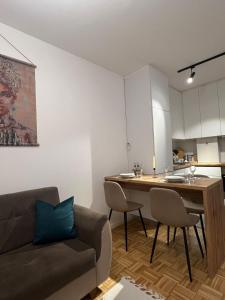 Η κουζίνα ή μικρή κουζίνα στο Peja Central Hideaway +9 φωτογραφίες