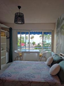 Ένα ή περισσότερα κρεβάτια σε δωμάτιο στο Studio vue mer