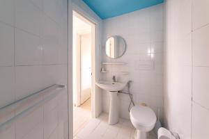 ein weißes Badezimmer mit Waschbecken und Toilette in der Unterkunft Residence Le Orchidee in Vieste + 32 Fotos