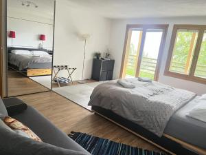 um quarto com uma cama e um espelho em Bed & Breakfast in car-free Wengen - Hop in Nest BnB em Wengen