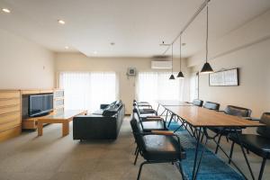 神户塔壁宇阿布瑞格公寓的一间配有长桌和椅子的会议室