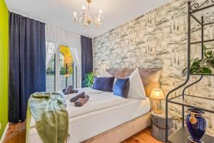Voodi või voodid majutusasutuse Luxury Long-Term Apartment with Garden & Whirlpool toas