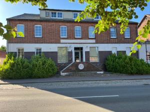 an old brick building on a city street at Dähre Wohnung 3 in Niederdorla