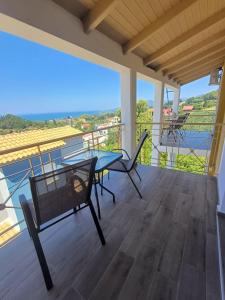 a patio with a table and chairs on a balcony at IL TRAMONTO APARTMENTs 2 in Kanali