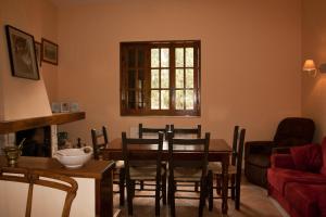 Relais La Mimosa في Pontinia: غرفة معيشة مع طاولة طعام وكراسي