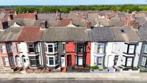 Sleeps 7- Spacious 3 Bed House w Free Parking في ليفربول: مجموعة كبيرة من المنازل في مدينة