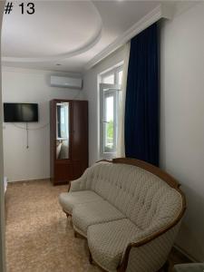un soggiorno con un divano e una finestra di Rezo's House a Kvariati