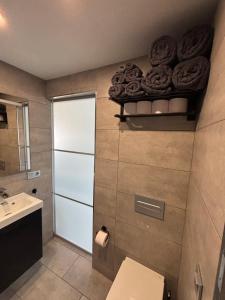 ein Bad mit einem Waschbecken, einem WC und Handtüchern in der Unterkunft 1st line La Fossa Luxury Beach Apartment *ADULTS ONLY* in Calpe + 52 Fotos