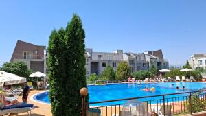 a large swimming pool with people in a resort at Comfortable Studio in Sunset Resort Complex, Kosharitsa in Kosharitsa +11 photos