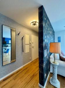 TV a/nebo společenská místnost v ubytování Luxury Rooftop Long-Term Apartment