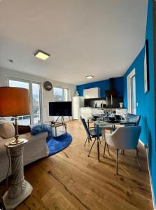 TV a/nebo společenská místnost v ubytování Luxury Rooftop Long-Term Apartment