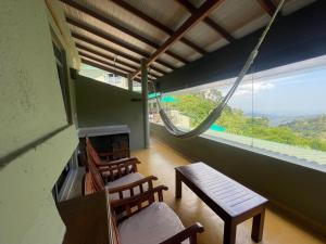 una stanza con sedie, tavolo e finestra di Zion View Ella Green Retreat a Ella