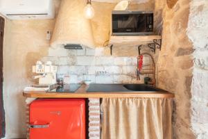 OlbaにあるGnomoのキッチン(赤い冷蔵庫、シンク付) +13枚の写真