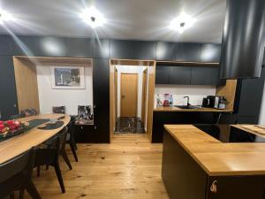 Η κουζίνα ή μικρή κουζίνα στο ID Apartment +1 φωτογραφίες