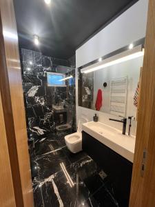 Ένα μπάνιο στο ID Apartment