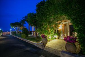A garden outside Temenos Villa by Ortigiaapartments