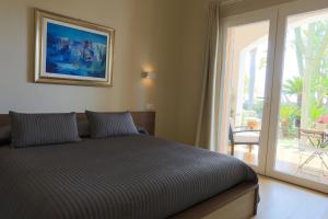 A bed or beds in a room at Temenos Villa by Ortigiaapartments