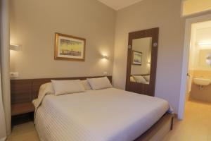 A bed or beds in a room at Temenos Villa by Ortigiaapartments