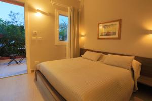 A bed or beds in a room at Temenos Villa by Ortigiaapartments