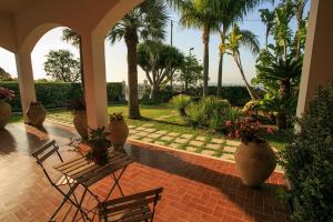 A garden outside Temenos Villa by Ortigiaapartments