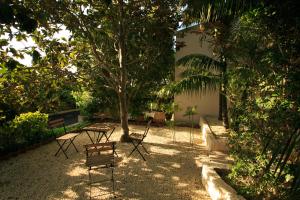 A garden outside Temenos Villa by Ortigiaapartments